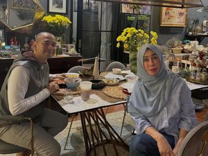 Hangat dan Saling Mendoakan! Momen Raffi Ahmad Habiskan Waktu Bareng Ibu