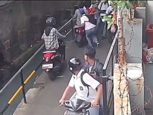 Aksi Barbar Pelajar Bacok Sesama Pelajar Tiba-tiba di Jakbar