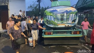 Video Momen Warga Medan Berebut Air Bersih saat Pasokan Tirtanadi Terhenti