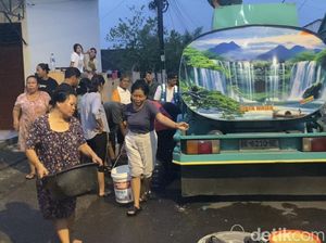 Warga Medan Berebut Air Bersih saat Pasokan Perumda Tirtanadi Terhenti