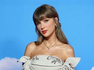 Taylor Swift Bak Karakter Mainan di Premiere Toy Story 5, Manis Bergaun Putih