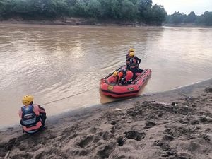 Bocah 8 Tahun Hanyut Saat Berenang di Sungai Batang Tembesi Sarolangun