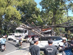 Rem Blong, Truk Semen Hantam Pohon-Tiang Listrik di Jalan Denpasar-Gilimanuk