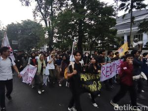 Usai Sampaikan Tuntutan, Mahasiswa Akhiri Aksi di DPRD Jabar
