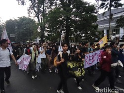 Usai Sampaikan Tuntutan, Mahasiswa Akhiri Aksi di DPRD Jabar