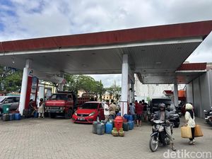 Harga Pertamax Naik, Antrean Jeriken-Kendaraan di Bone Mengular ke Badan Jalan