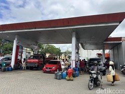 Harga Pertamax Naik, Antrean Jeriken-Kendaraan di Bone Mengular ke Badan Jalan
