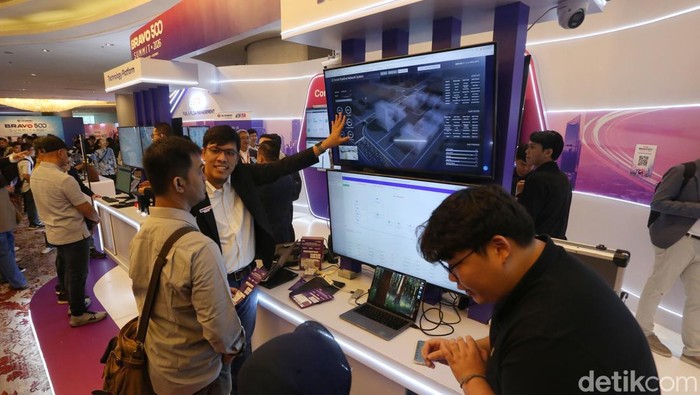 Para pengunjung memadati booth pameran, diskusi dan talkshow pada ajang XLSmart Bravo 500 Summit di Jakarta
