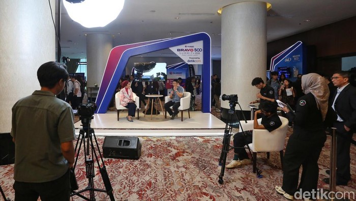 Para pengunjung memadati booth pameran, diskusi dan talkshow pada ajang XLSmart Bravo 500 Summit di Jakarta, Kamis (11/2/6/2026). Ini adalah forum tahunan edisi kedua yang mempertemukan industri, pemerintah, akademisi dan mitra teknologi di Indonesia.Solusi untuk Korporasi, Solusi untuk Negeri jadi tema yang dipilih dalam acara B2B yang digelar di Jakarta, Kamis (11/6/2026). Event ini mengundang 2.000 partisipan untuk membahas pemanfaatan AI, data, konektivitas dan teknologi digital.