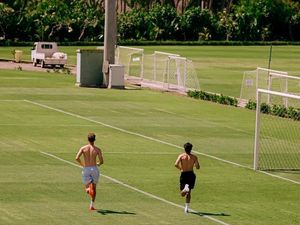 Tak Cuma Liburan, Bek Madrid Dean Huijsen Latihan di Lapangan Bali United