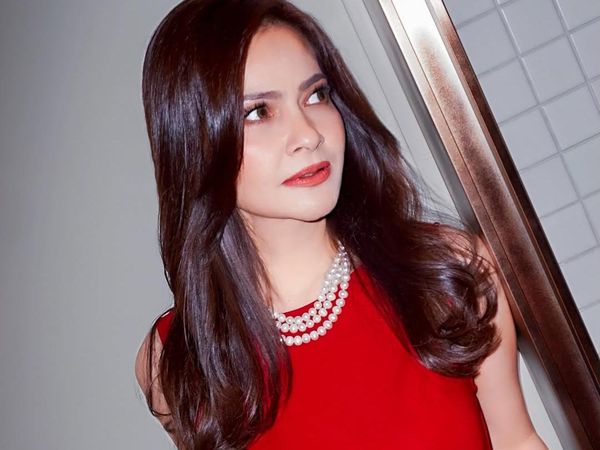 Pesona Cut Tari Bergaun Merah Menyala Berkalung Mutiara