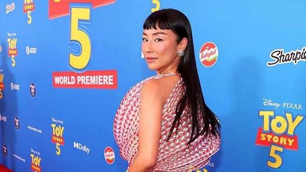 Gaya Playul Greta Lee di Premiere Toy Story 5 dengan Gaun Dior Couture