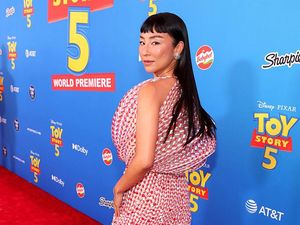 Gaya Playul Greta Lee di Premiere Toy Story 5 dengan Gaun Dior Couture