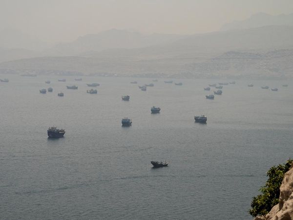 Jalur Minyak Dunia Jadi Sorotan, Deretan Kapal Padati Selat Hormuz