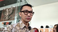 Video KPK Minta Bupati dan Sekda Kuansing Menyerahkan Diri