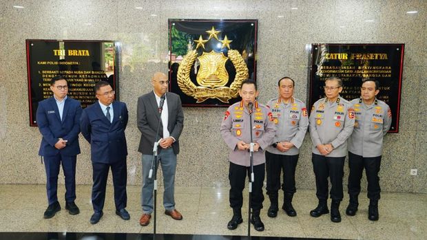 Kapolri Jenderal Listyo Sigit Prabowo menerima penyerahan sertifikat kurikulum internasional atau IB Diploma Programme (IBDP) dari Regional Director, Asia Pasific International Baccalaureate Organization.