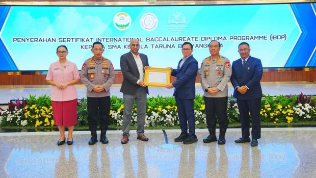 Kapolri Jenderal Listyo Sigit Prabowo menerima penyerahan sertifikat kurikulum internasional atau IB Diploma Programme (IBDP) dari Regional Director, Asia Pasific International Baccalaureate Organization.