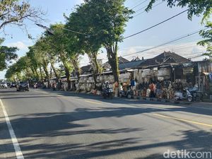 Dagang Penjor Menjamur di Kapal, Pembeli Dilarang Parkir di Badan Jalan