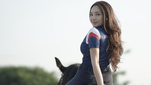 Potret Anggun Manda Cello di Atas Pelana