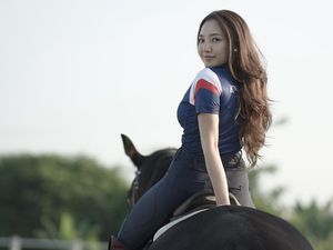 Potret Anggun Manda Cello di Atas Pelana
