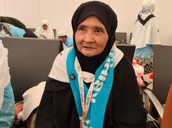 Nenek Jumaria, Buruh Tani Sebatang Kara yang Pulang Haji Bawa Sekoper Cinta