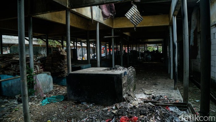 Pasar Padurenan Baru Kian Sepi, Kios Kosong Berubah Jadi Tempat Sampah Susana pasar kumuh bercampur sampah di Pasar Padurenan Baru, Bekasi, (11/6/2026). Pasar nan telah ada sejak 2005 sekarang sunyi dan kumuh dengan sampah.