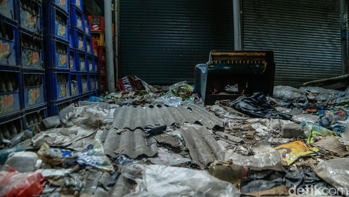 Pasar Padurenan Baru Kian Sepi, Kios Kosong Berubah Jadi Tempat Sampah Susana pasar kumuh bercampur sampah di Pasar Padurenan Baru, Bekasi, (11/6/2026). Pasar nan telah ada sejak 2005 sekarang sunyi dan kumuh dengan sampah.