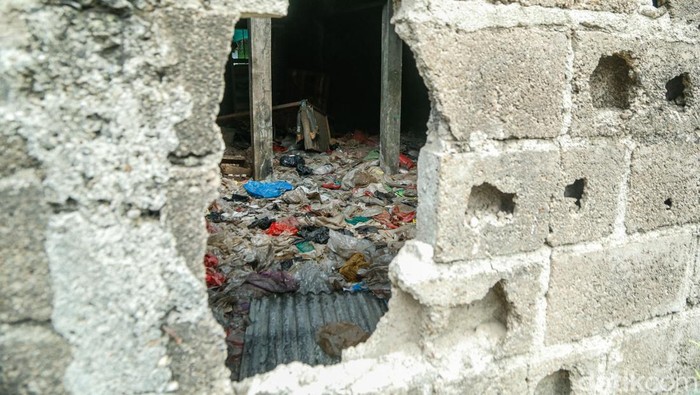 Pasar Padurenan Baru Kian Sepi, Kios Kosong Berubah Jadi Tempat Sampah Susana pasar kumuh bercampur sampah di Pasar Padurenan Baru, Bekasi, (11/6/2026). Pasar nan telah ada sejak 2005 sekarang sunyi dan kumuh dengan sampah.