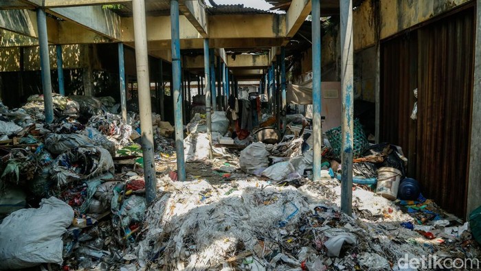 Pasar Padurenan Baru Kian Sepi, Kios Kosong Berubah Jadi Tempat Sampah Susana pasar kumuh bercampur sampah di Pasar Padurenan Baru, Bekasi, (11/6/2026). Pasar nan telah ada sejak 2005 sekarang sunyi dan kumuh dengan sampah.