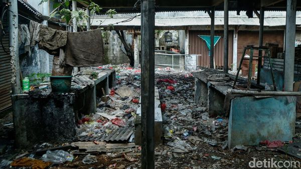 Pasar Pedurenan Baru Kian Sepi, Kios Kosong Berubah Jadi Tempat Sampah