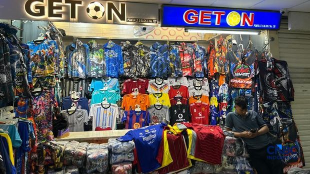 Pedagang jersey di Pasar Tanah Abang bangkit dari kubur jelang gelaran Piala Dunia 2026, Kamis (11/6/2026). (CNBC Indonesia/Elga Nurmutia)