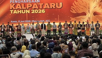 Menteri LH Anugerahkan Lifetime Achievement Award Kalpataru ke Emil Salim