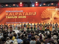 Menteri LH Anugerahkan Lifetime Achievement Award Kalpataru ke Emil Salim