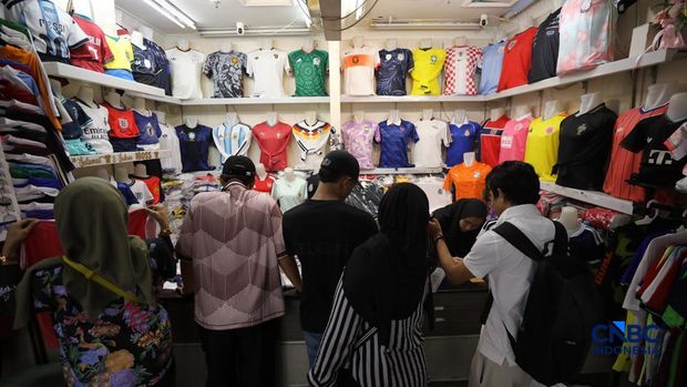 Sejumlah penduduk mulai memadati gerai penjual jersey negara peserta Piala Dunia 2026 di pasar Tanah Abang, Jakarta, Kamis (11/6/2026). (CNBC Indonesia/Tri Susilo)
