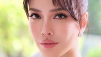Shandy Aulia Manglingi Dipulas Flawless & Timeless Makeup Look, Memukau!