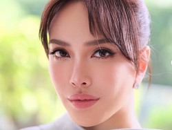 Shandy Aulia Manglingi Dipulas Flawless & Timeless Makeup Look, Memukau!