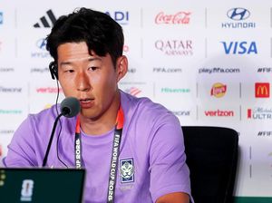 Viral Blunder Reporter Korea: Bisik-bisik Ledek Son Heung-min, Eh Mic Nyala
