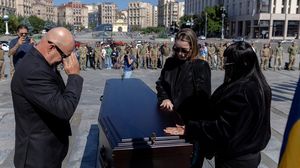 Tangis Iringi Perpisahan, Pejuang Asal Kolombia Dimakamkan di Kyiv