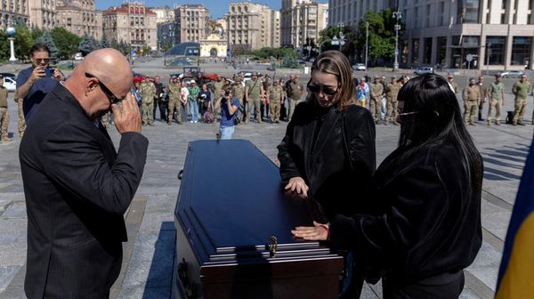 Tangis Iringi Perpisahan, Pejuang Asal Kolombia Dimakamkan di Kyiv