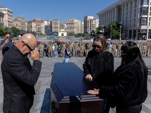 Tangis Iringi Perpisahan, Pejuang Asal Kolombia Dimakamkan di Kyiv