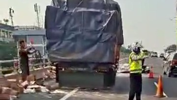 Truk Muatan Tepung Tumpah di Tol Tomang Arah Semanggi, Polisi Evakuasi