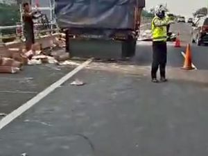 Truk Muatan Tepung Tumpah di Tol Tomang Arah Semanggi, Polisi Evakuasi