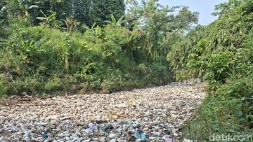 Walkot Serang Kaji Sanksi ke Warga yang Buang Sampah di Sungai