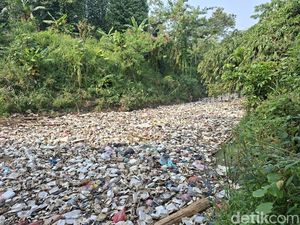 Walkot Serang Kaji Sanksi ke Warga yang Buang Sampah di Sungai