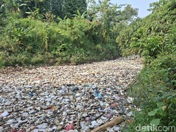 Miris! Banyak Sampah Dibuang ke Sungai Cibanten, Bahkan Ada Kasur