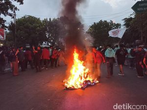Massa Demo Mahasiswa di DPRD Solo Bubarkan Diri