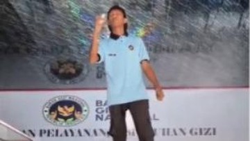 Viral Aksi Debus Relawan SPPG Brebes Makan Kaca Lampu, Begini Ceritanya