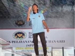 Viral Aksi Debus Relawan SPPG Makan Lampu Neon