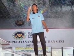 Viral Aksi Debus Relawan SPPG Brebes Makan Kaca Lampu, Begini Ceritanya