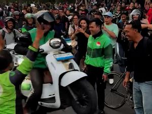 Video Aksi Standing Motor Driver Ojol Jadi Hiburan Demonstran di Sudirman